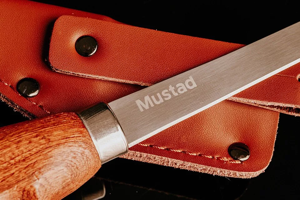 MT091 Mustad nož za filetiranje Wood handle knife 6'', Stainless Steel, kožna futrola