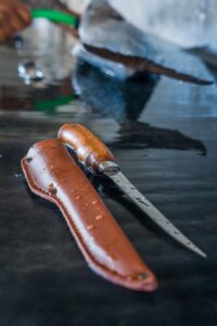 MT091 Mustad nož za filetiranje Wood handle knife 6'', Stainless Steel, kožna futrola